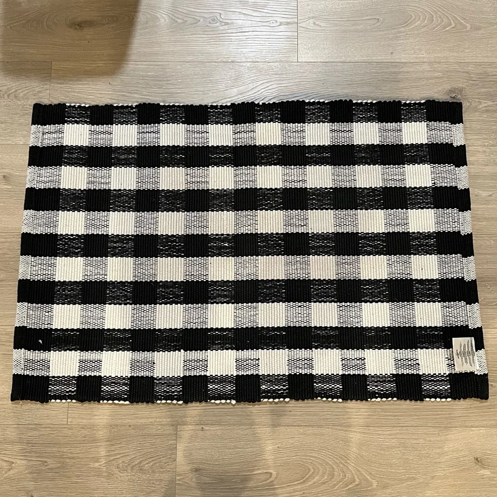 Like New Mohawk Indoor Outdoor Black & White Checkered 2’x3’ Rug